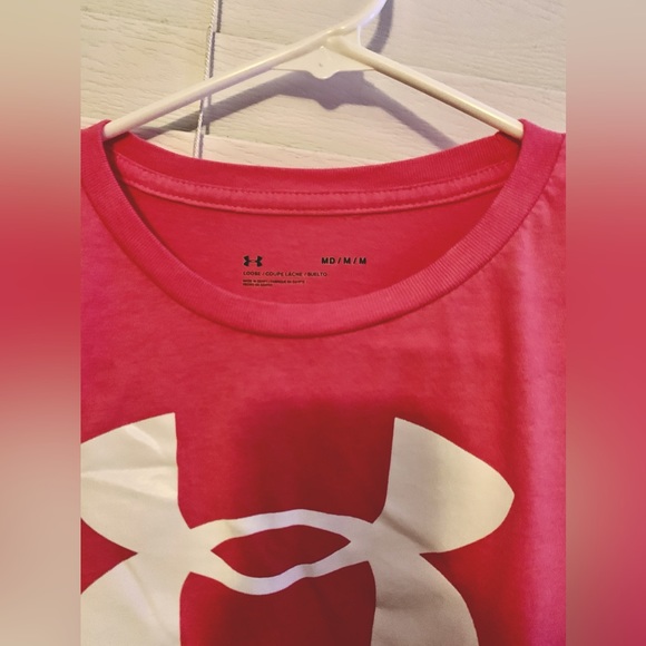 Under Armour Loose Coupe  Neon Pink Tee, Soft Feel- New never worn - Picture 2 of 3